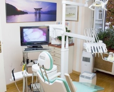 Untersuchungsraum und Zahnarztsessel in der Ordina